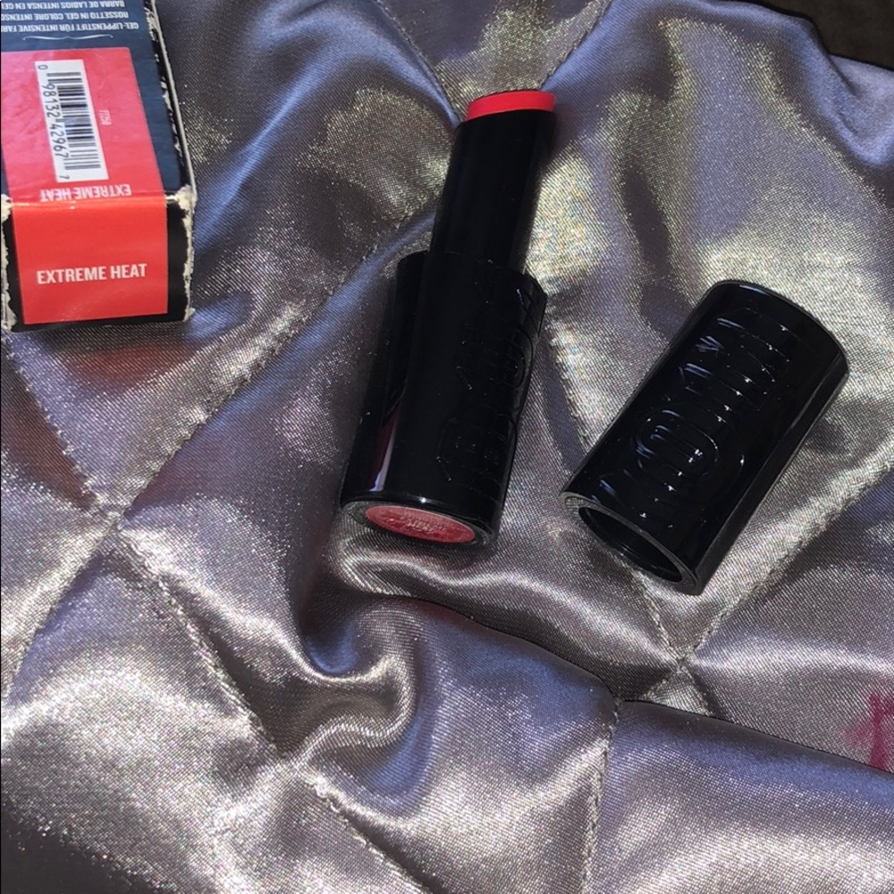 Buxom lipstick ( extreme heat)